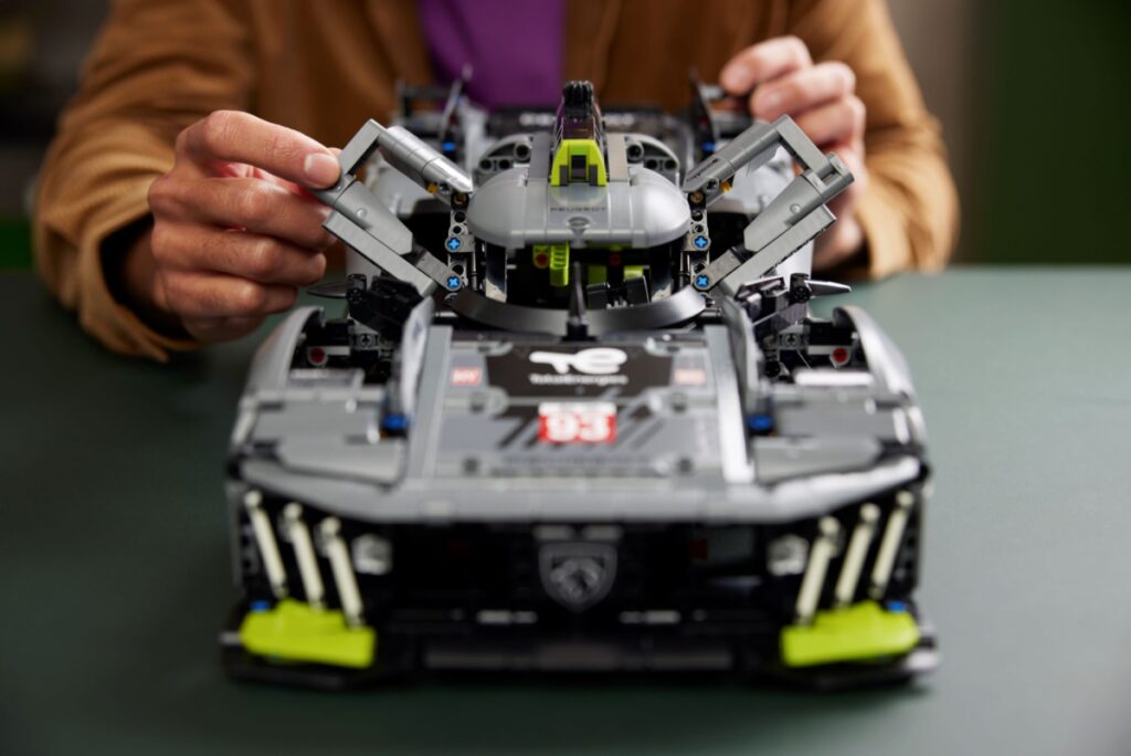 42156 LEGO Technic™ PEUGEOT 9X8 24H Le Mans Hybrid Hypercar