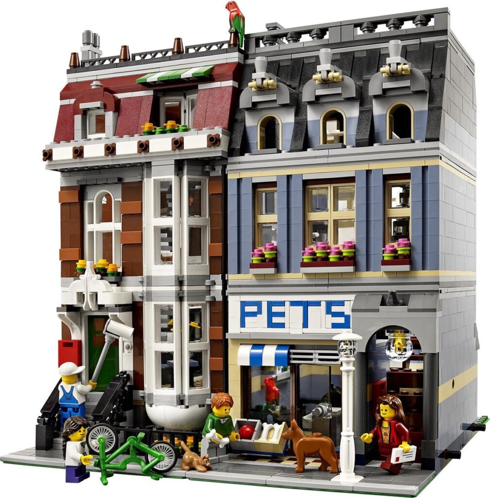 LEGO Exclusives 10218 Pet ShopDe nieuwste aanwinst in de LEGO serie gebouwmodules is dit mooie gebouw van drie verdiepingen met een gedetailleerde dierenwinkel en een herenhuis met veel details aan de binnen- en buitenkant. Het is de perfecte aanvulling voor je LEGO stad. Begroet je klanten met een verzameling huisdieren en laat ze hun dieren vertroetelen met allerlei speelgoedjes en versnaperingen. De dierenwinkel heeft een scharnierende trap om makkelijk binnen te komen, een appartement boven met keukentje en een zolder waardoor je naar het interieur van de onderste verdiepingen kunt kijken. Daarnaast staat het stijlvolle herenhuis met een gedetailleerde begane grond met accessoires en een wenteltrap naar de bovenverdieping. Op zolder staan voorraaddozen, en de openslaande deuren geven toegang tot een mooi balkon aan de voorkant. De daktuin, compleet met verse groenten, fleurt de achterkant van het gebouw op. Vanaf 16 jaar. 2.032 elementen.