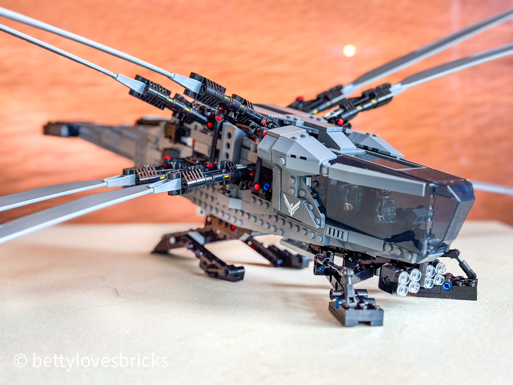 review LEGO ICONS DUNE Ornithopter set #10327 © bettylovesbricks.com