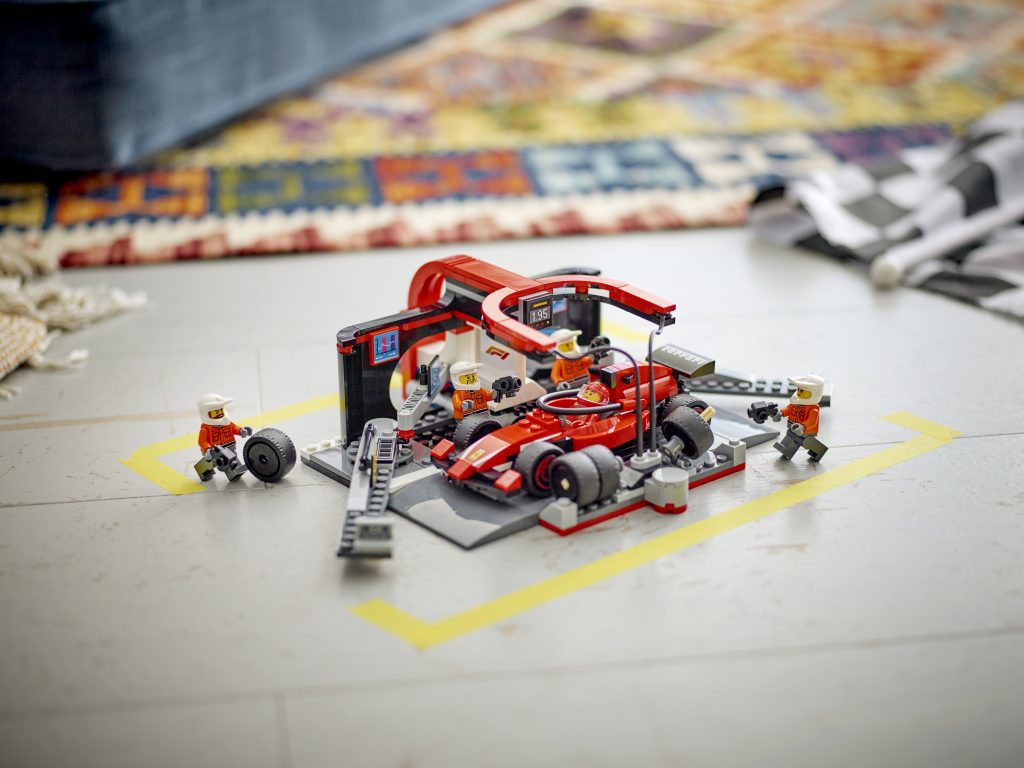 60443 LEGO City F1 Pit Stop & Pit Crew with Ferrari Car